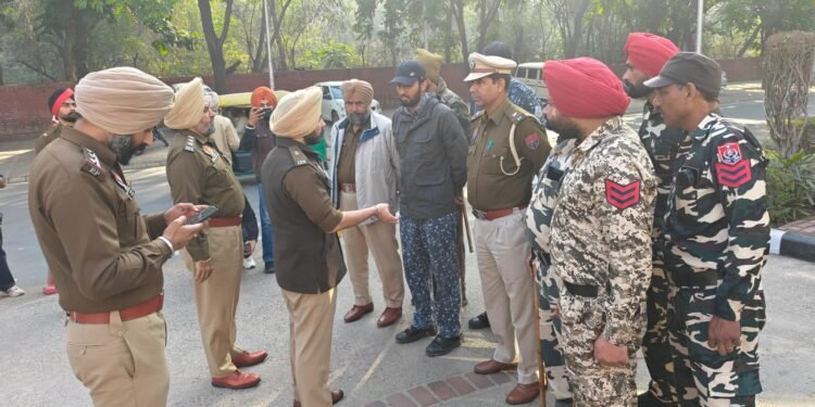 चंडीगढ़ और मोहाली के कई स्कूलों को बम से उड़ाने की धमकी, मचा हड़कंप; बच्चों को सुरक्षित घर भेजा गया