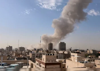 हमले और पलटवार से भड़की जंग, अंतरराष्ट्रीय स्तर पर बढ़ा तनाव पश्चिम एशिया में हालात लगातार गंभीर होते जा रहे हैं