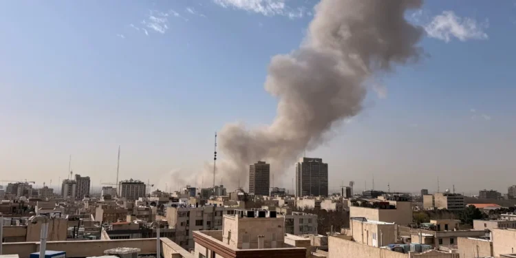 हमले और पलटवार से भड़की जंग, अंतरराष्ट्रीय स्तर पर बढ़ा तनाव पश्चिम एशिया में हालात लगातार गंभीर होते जा रहे हैं