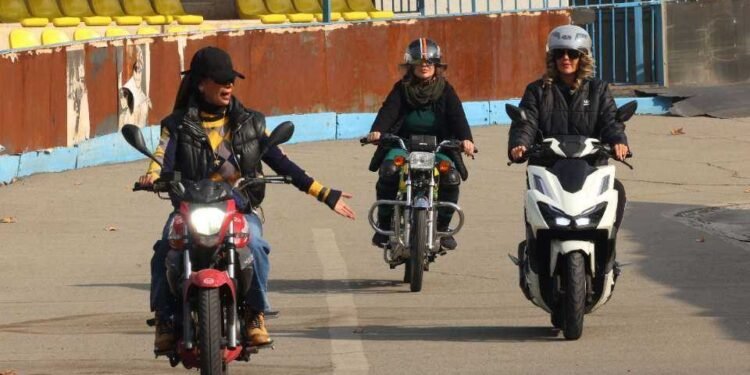ईरान में महिलाओं को मिली मोटरसाइकिल चलाने की कानूनी अनुमति ,सरकार के फैसले से खत्म हुआ वर्षों पुराना विवाद