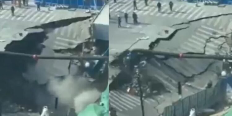 शंघाई में अचानक धंसी सड़क, चंद सेकंड में खुला ‘पाताल का दरवाजा’, वीडियो वायरल