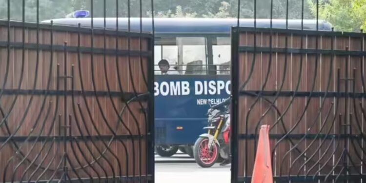 नई दिल्ली में आर्मी पब्लिक स्कूल को बम से उड़ाने की ध.मकी