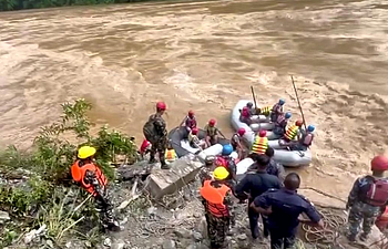 नेपाल में दर्दनाक हादसा: यात्री बस नदी में गिरी, 18 की मौत, कई घायल