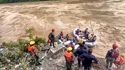 नेपाल में दर्दनाक हादसा: यात्री बस नदी में गिरी, 18 की मौत, कई घायल