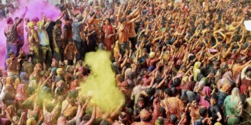 भर में धूमधाम से मनाई जा रही होली, पीएम मोदी समेत नेताओं ने दी शुभकामनाएं