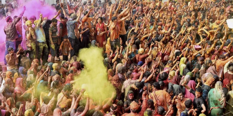 भर में धूमधाम से मनाई जा रही होली, पीएम मोदी समेत नेताओं ने दी शुभकामनाएं