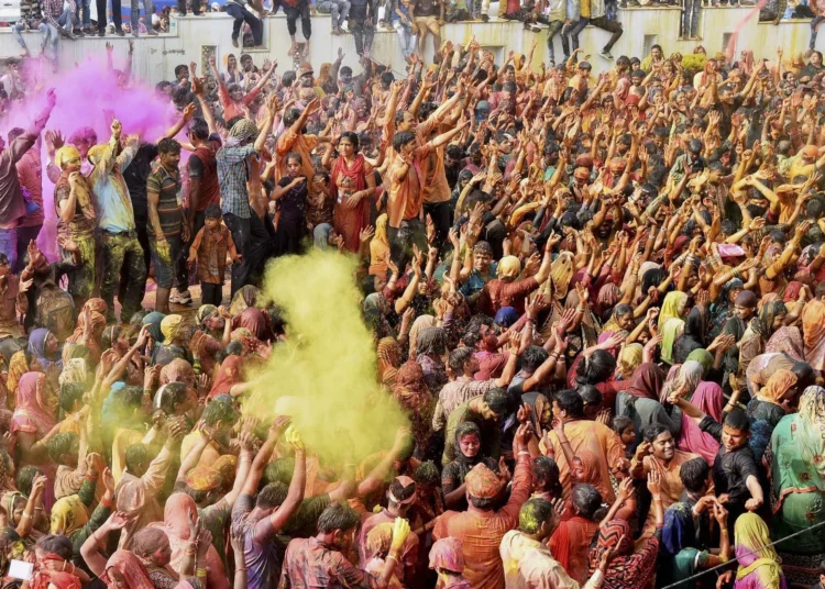 भर में धूमधाम से मनाई जा रही होली, पीएम मोदी समेत नेताओं ने दी शुभकामनाएं