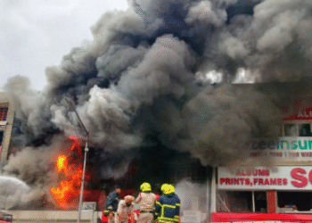 “चंडीगढ़ सेक्टर‑22 मोबाइल मार्केट में भीषण आग, फोटो लैब जलकर खाक; कई दुकानों पर खतरा जारी”