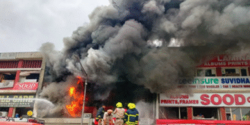 “चंडीगढ़ सेक्टर‑22 मोबाइल मार्केट में भीषण आग, फोटो लैब जलकर खाक; कई दुकानों पर खतरा जारी”