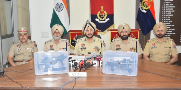 अमृतसर पुलिस की बड़ी कार्रवाई: गोल्डी ढिल्लों के नेटवर्क से अवैध सब-मशीन गन बरामद, राज्य में सुरक्षा को लेकर अलर्ट