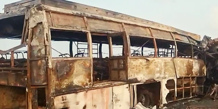 आंध्र प्रदेश में दर्दनाक हादसा: बस-लॉरी टक्कर के बाद लगी आग, 14 यात्रियों की मौत