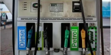 पेट्रोल-डीजल पर एक्साइज ड्यूटी में भारी कटौती, रुपये पर बढ़ रहे तेल के दबाव से राहत