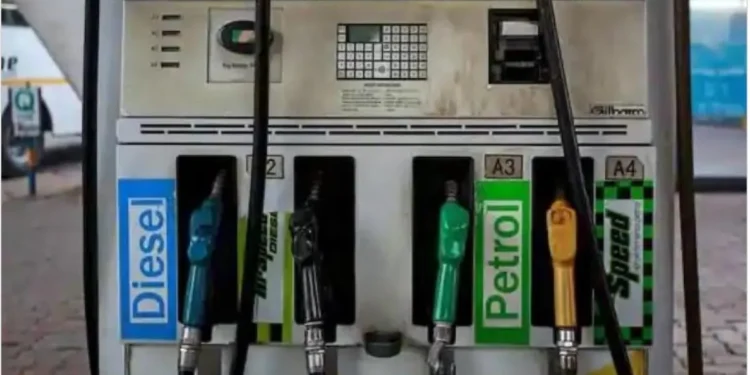 पेट्रोल-डीजल पर एक्साइज ड्यूटी में भारी कटौती, रुपये पर बढ़ रहे तेल के दबाव से राहत