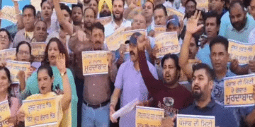 PATHANKOT ‘ਚ ‘ਆਪ’ ਆਗੂਆਂ ਦਾ ਪ੍ਰਦਰਸ਼ਨ