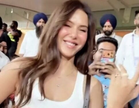 IPL Match में Sonam Bajwa और G Khan की मजेदार नोकझोंक वायरल