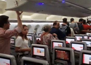 Delhi To Indore Air India Flight में तकनीकी खराबी से यात्रियों में हंगामा