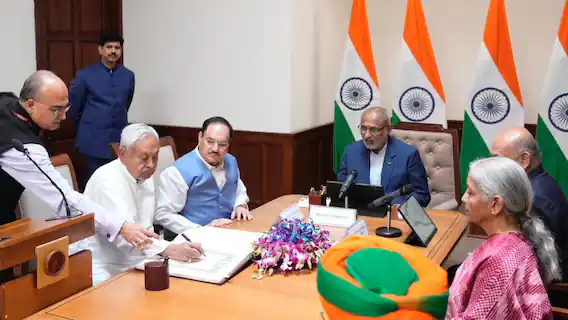 Nitish Kumar का Delhi दौरा सियासी हलचल तेज PM बनने की चर्चा गर्म