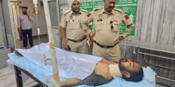 अबोहर में युवक ने सड़क पर काटा गला, हालत गंभीर