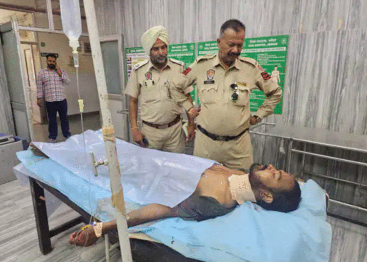 अबोहर में युवक ने सड़क पर काटा गला, हालत गंभीर