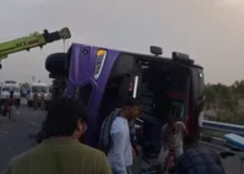आगरा-लखनऊ एक्सप्रेसवे पर भीषण हादसा: बिहार पुलिस के दारोगा और कैदी समेत 6 की मौत, 22 घायल