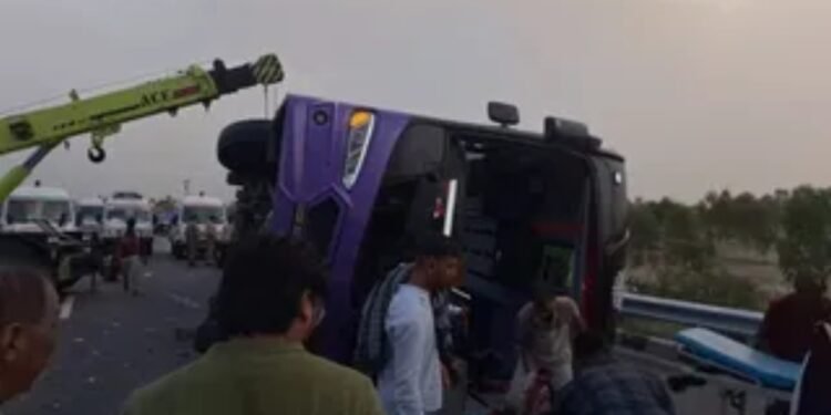 आगरा-लखनऊ एक्सप्रेसवे पर भीषण हादसा: बिहार पुलिस के दारोगा और कैदी समेत 6 की मौत, 22 घायल
