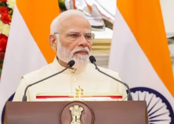 वैश्विक संकट में PM मोदी की अपील पर सियासी घमासान