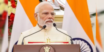 वैश्विक संकट में PM मोदी की अपील पर सियासी घमासान