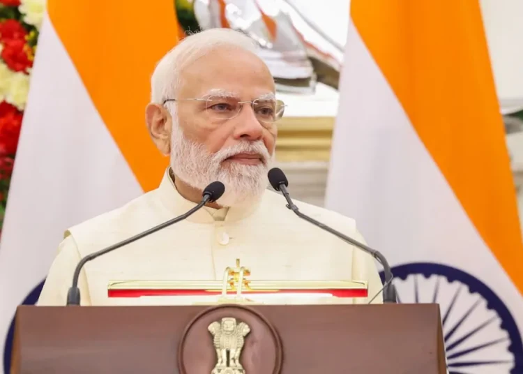 वैश्विक संकट में PM मोदी की अपील पर सियासी घमासान