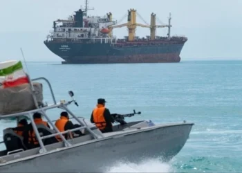 America – Iran तनाव चरम पर होर्मुज में सैन्य कार्रवाई के बाद हालात गंभीर