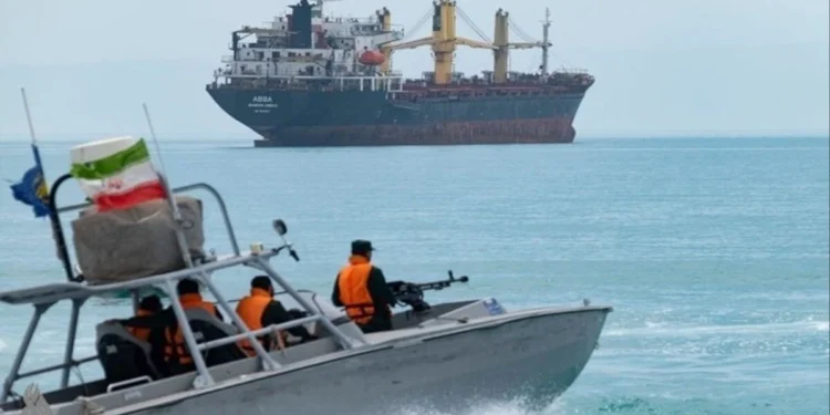 America – Iran तनाव चरम पर होर्मुज में सैन्य कार्रवाई के बाद हालात गंभीर