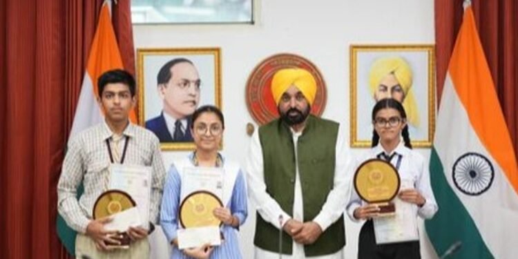 PSEB 12वीं रिजल्ट 2026 में छात्राओं का जलवा 91.46 प्रतिशत रहा रिजल्ट टॉपर्स को सम्मानित करेंगे CM भगवंत मान