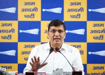 नाबालिग केस में सौरभ भारद्वाज पर एफआईआर, दिल्ली में सियासी घमासान