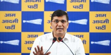 नाबालिग केस में सौरभ भारद्वाज पर एफआईआर, दिल्ली में सियासी घमासान