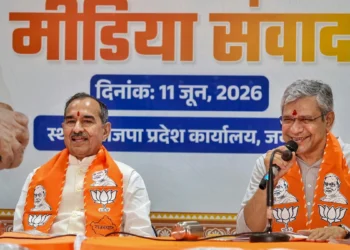 Ashwini Vaishnaw की PC में बिजली गुल, टॉर्च की रोशनी में चला कार्यक्रम