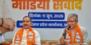 Ashwini Vaishnaw की PC में बिजली गुल, टॉर्च की रोशनी में चला कार्यक्रम