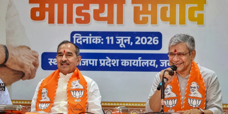 Ashwini Vaishnaw की PC में बिजली गुल, टॉर्च की रोशनी में चला कार्यक्रम