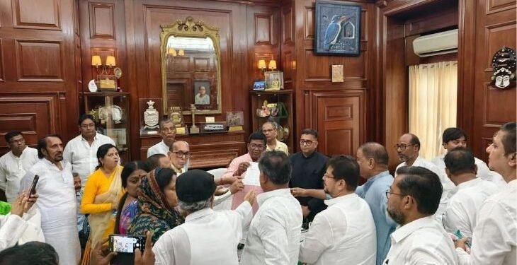 TMC में बगावत तेज, ममता ने भंग कीं सभी कमेटियां