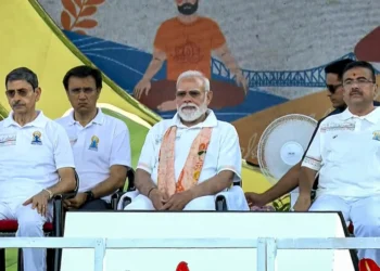 रेड रोड पर योग संग PM मोदी