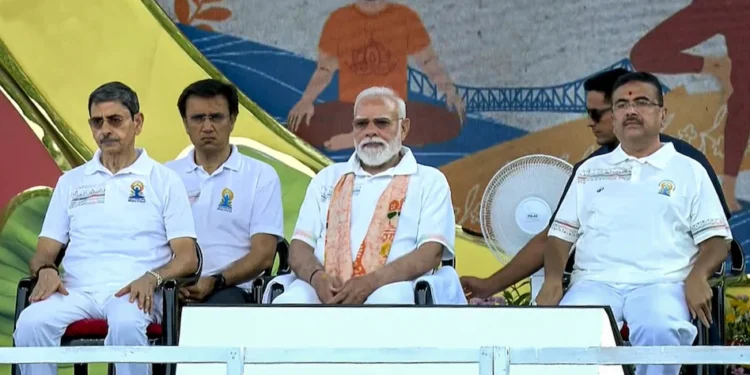 रेड रोड पर योग संग PM मोदी