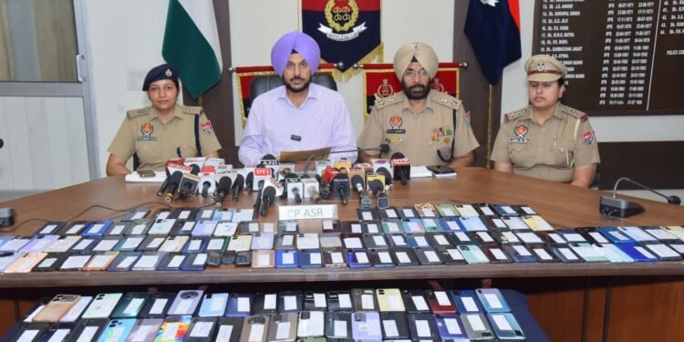 ਅੰਮ੍ਰਿਤਸਰ ਪੁਲਿਸ ਦੀ ਵੱਡੀ ਕਾਮਯਾਬੀ: ਦੇਸ਼ ਦੇ ਵੱਖ-ਵੱਖ ਰਾਜਾਂ ‘ਚੋਂ ਲੱਭੇ ਗੁਆਚੇ 255 ਮੋਬਾਈਲ ਫ਼ੋਨ
