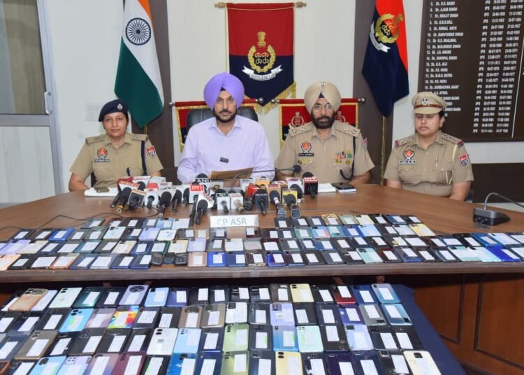 ਅੰਮ੍ਰਿਤਸਰ ਪੁਲਿਸ ਦੀ ਵੱਡੀ ਕਾਮਯਾਬੀ: ਦੇਸ਼ ਦੇ ਵੱਖ-ਵੱਖ ਰਾਜਾਂ ‘ਚੋਂ ਲੱਭੇ ਗੁਆਚੇ 255 ਮੋਬਾਈਲ ਫ਼ੋਨ