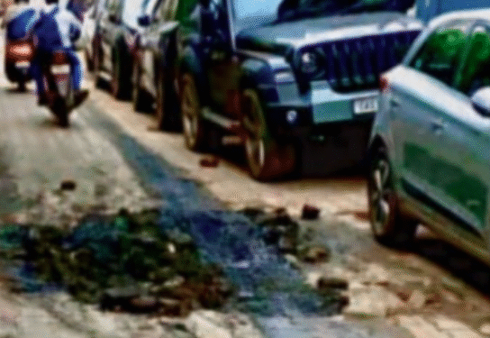 Preet Vihar में 24 घंटे तक सीवरेज का कचरा