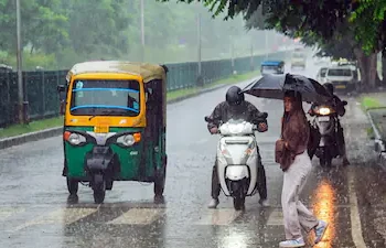 Delhi में मानसून की एंट्री, बारिश से मिली राहत