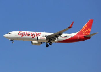 Spice Jet ਦੀ ਦੁਬਈ ਜਾਣ ਵਾਲੀ ਫਲਾਈਟ ਹੋਈ ਲੇਟ! ਧੁੱਪ ’ਚ ਬੱਚਿਆਂ ਸਮੇਤ ਯਾਤਰੀ ਪਰੇਸ਼ਾਨ…