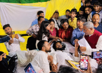 पेपर लीक के खिलाफ छात्रों का अनशन जारी