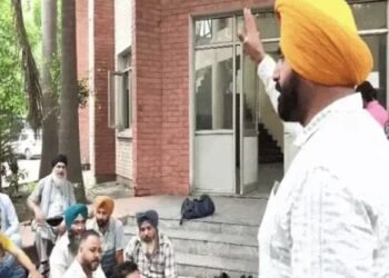 ਜਲੰਧਰ ਵਿੱਚ ਬੱਸਾਂ ਦੇ ਦਰਵਾਜ਼ਿਆਂ ਨਾਲ ਲਟਕੀਆਂ ਔਰਤਾਂ