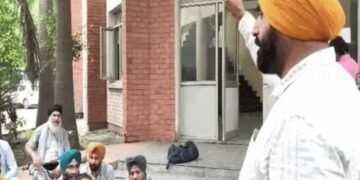 ਜਲੰਧਰ ਵਿੱਚ ਬੱਸਾਂ ਦੇ ਦਰਵਾਜ਼ਿਆਂ ਨਾਲ ਲਟਕੀਆਂ ਔਰਤਾਂ