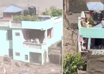 Nepal बाढ़ सीना ताने खड़ा रहा घर