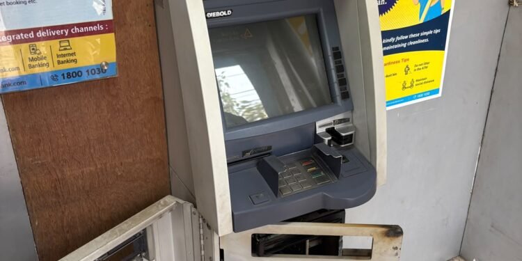 ਰਾਜਪੁਰਾ ‘ਚ ATM ਕੱਟ ਕੇ 5 ਲੱਖ ਦੀ ਲੁੱਟ,ਕਾਲੀ ਥਾਰ ‘ਚ ਆਏ ਬੇਖ਼ੌਫ਼ ਲੁਟੇਰੇ
